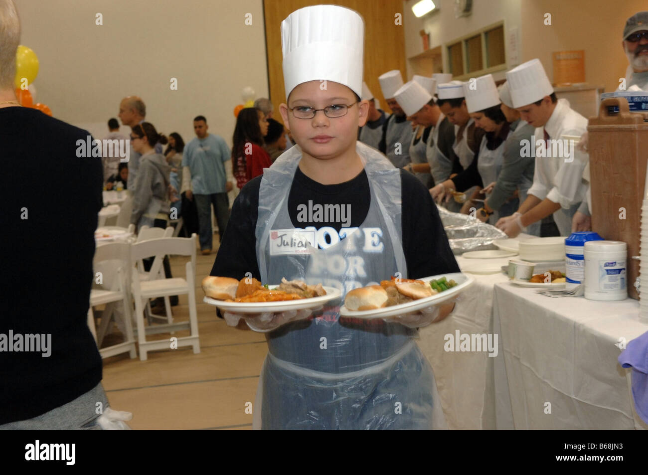 Volunteers for the Salvation Army serve Thanksgiving Dinner to the neediest Stock Photo