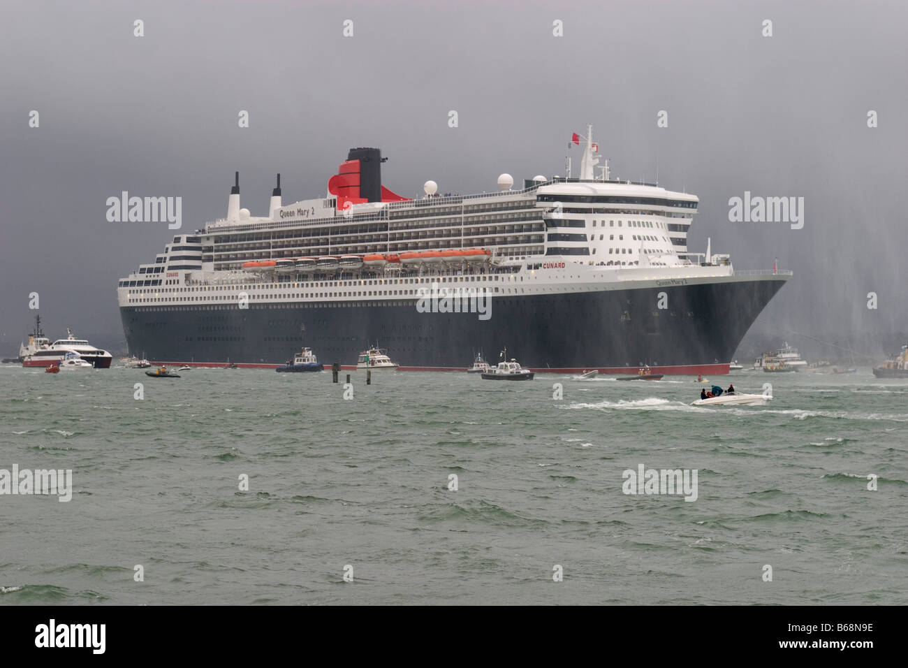 the world s largest cruise ship Queen Mary 2 sets sail for the united states on its maiden voyage from the port of southampton Stock Photo