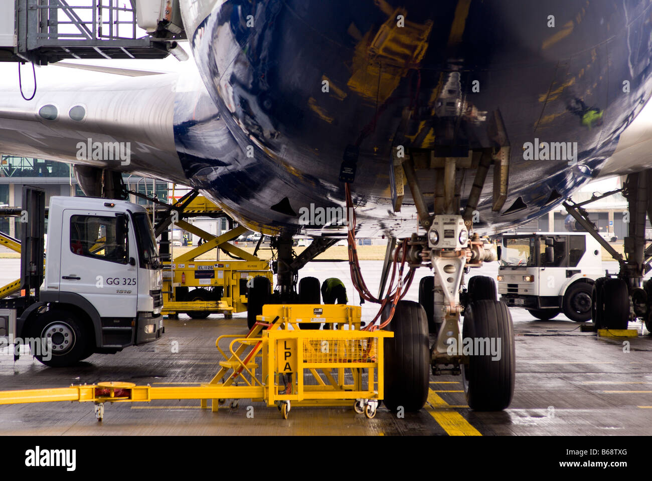 Airplane front wheels hires stock photography and images Alamy