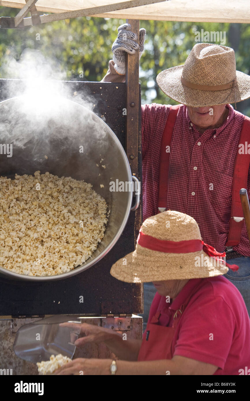Making kettle popcorn Stock Photo Alamy