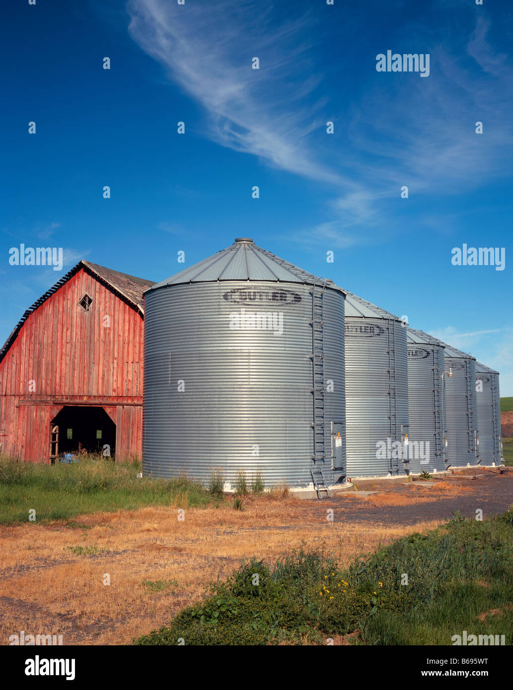 WASHINGTON - Barn and grain silos in a farm field in the Palouse area of Eastern Washington. Stock Photo