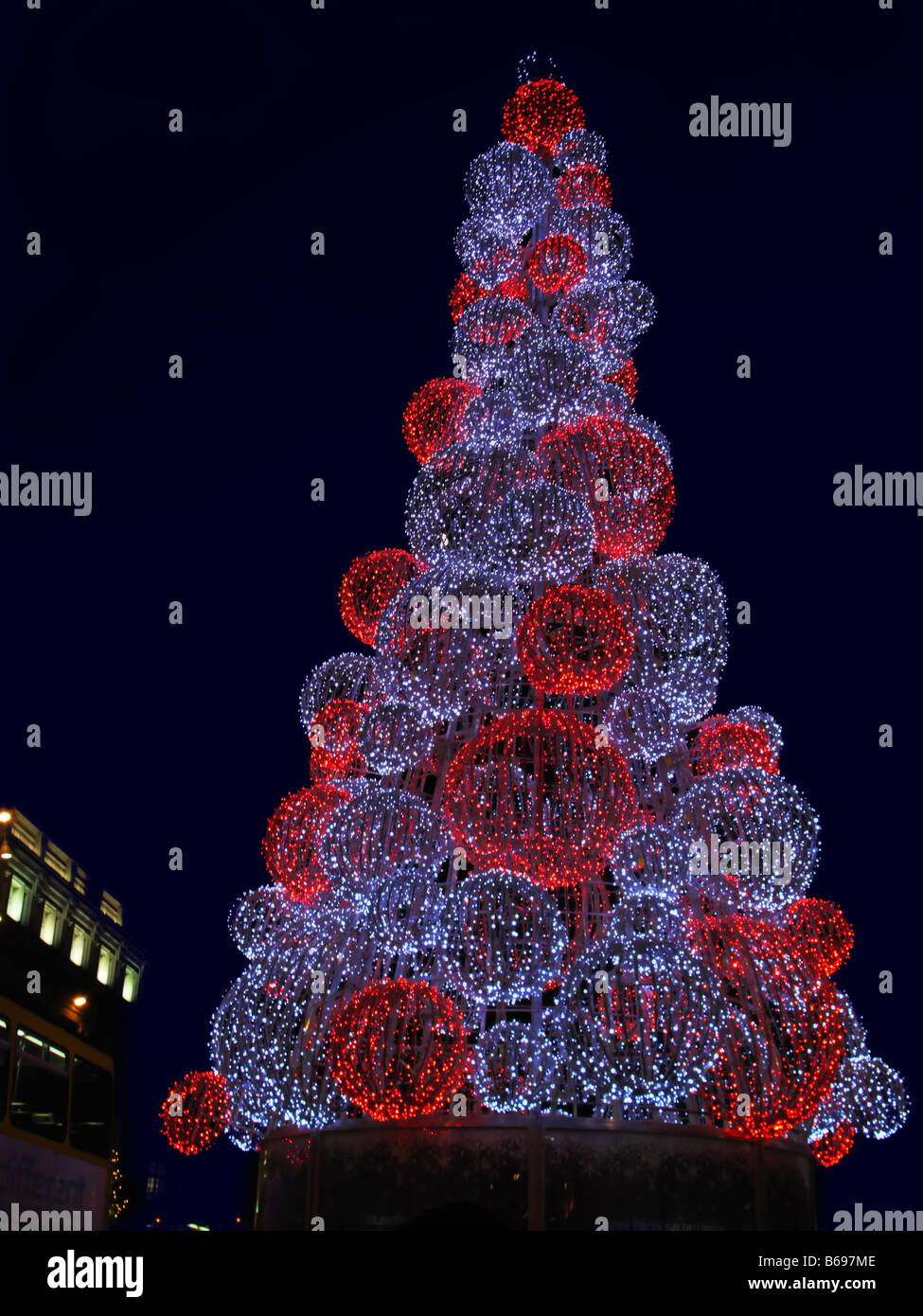 Tall modern street lights hires stock photography and images Alamy