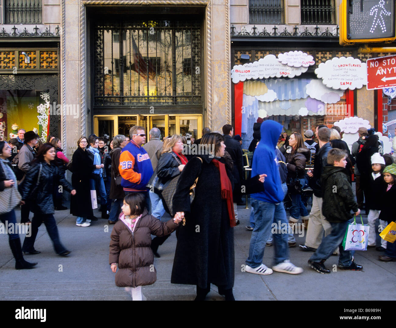 Crowded fifth avenue hi-res stock photography and images - Alamy
