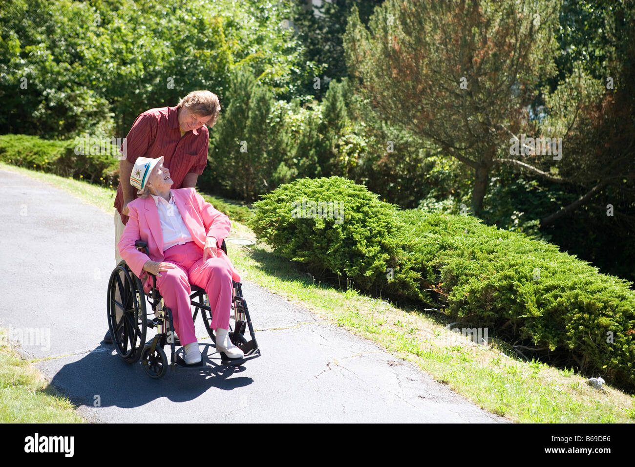 Is The Guy In Mom Really In A Wheelchair at Patricia Townsend blog
