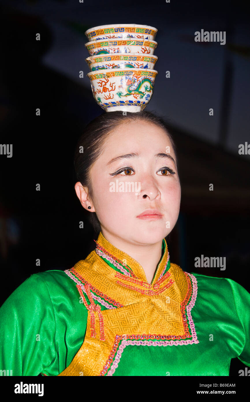 Dancing chinese woman hi-res stock photography and images - Alamy