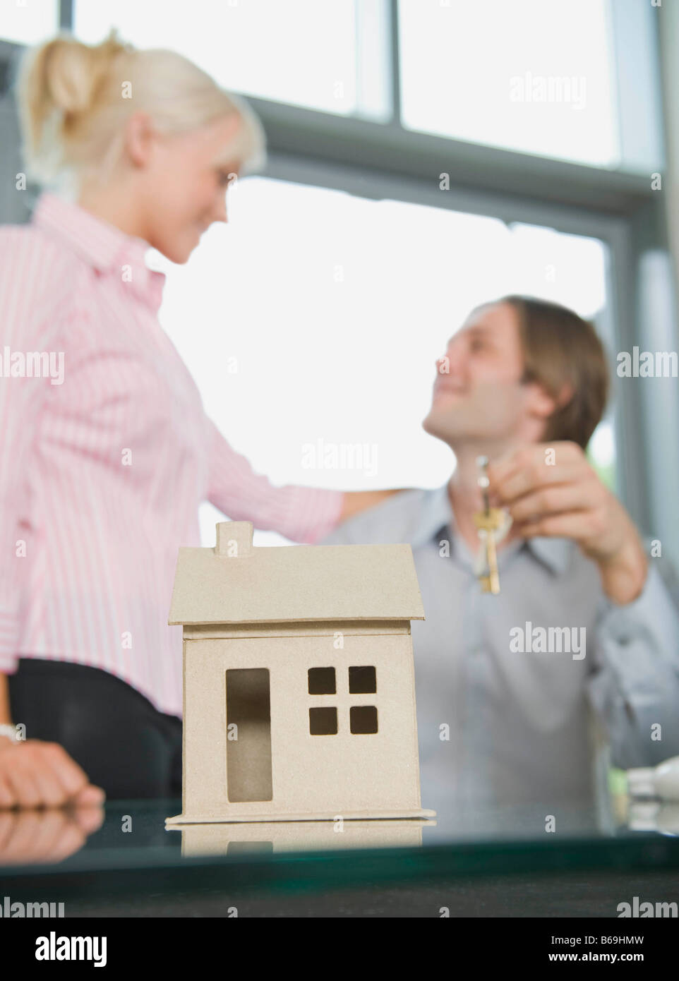 A couple holding the keys to their home Stock Photo - Alamy