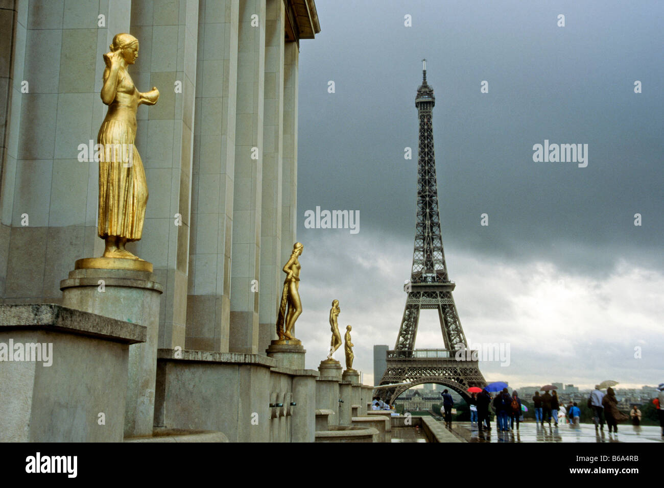 Eiffel Tower, Paris, with gold statues of Palais De Chaillot in foreground Stock Photo