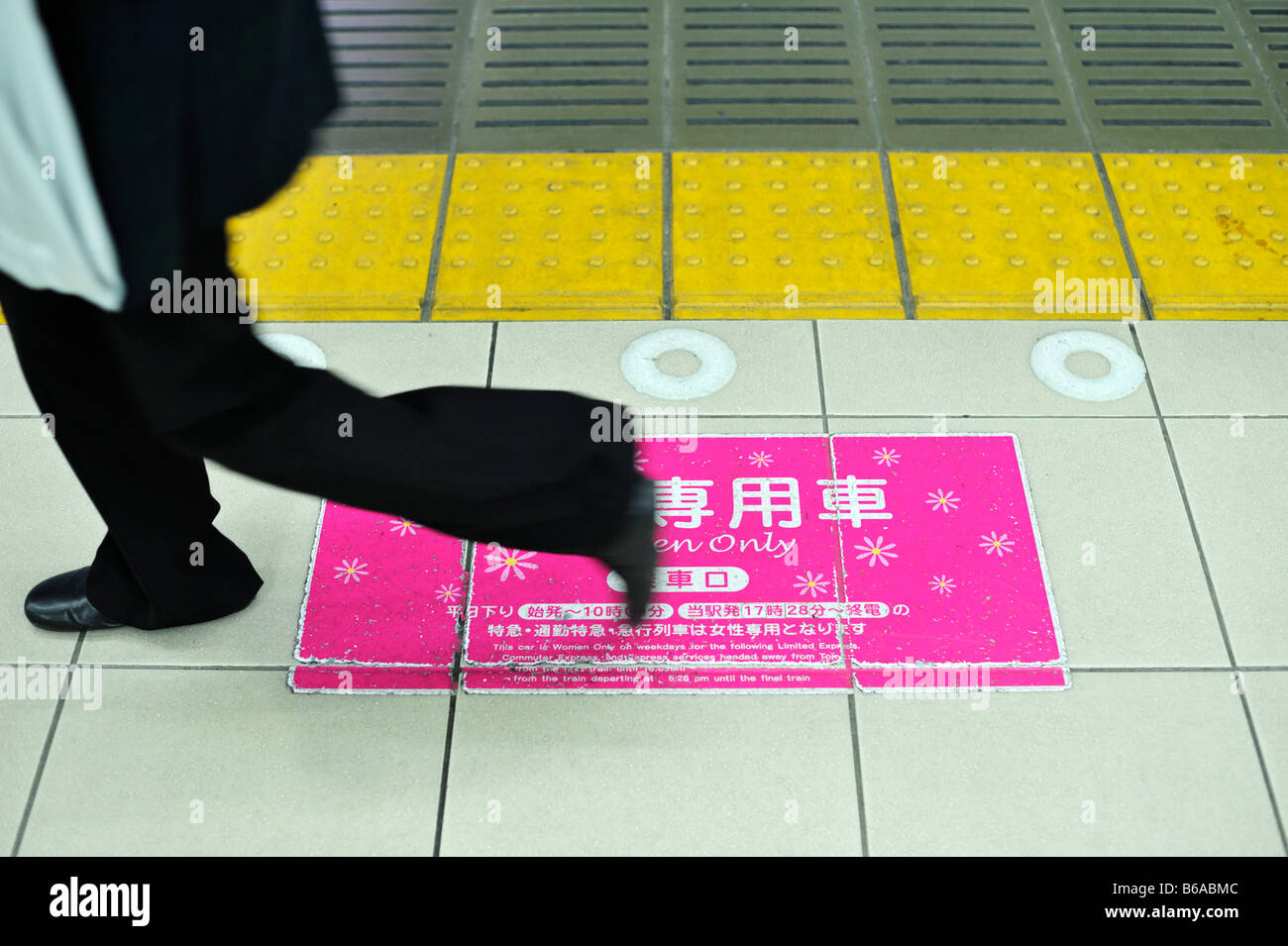 Subway Legs High Resolution Stock Photography And Images Alamy Subway Legs High Resolution Stock Photography And Images Alamy