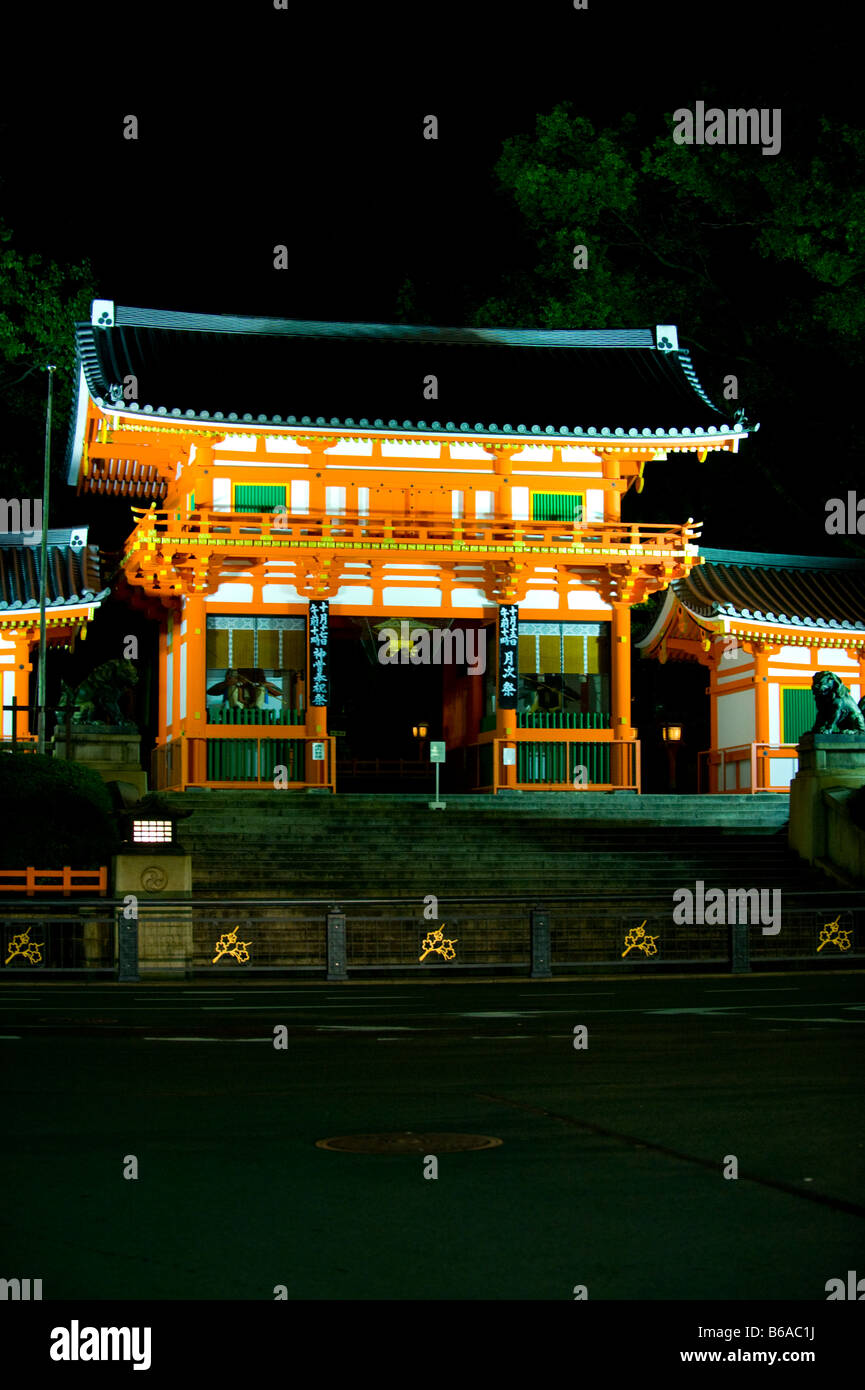 Main gate yasaka shrine hi-res stock photography and images - Alamy