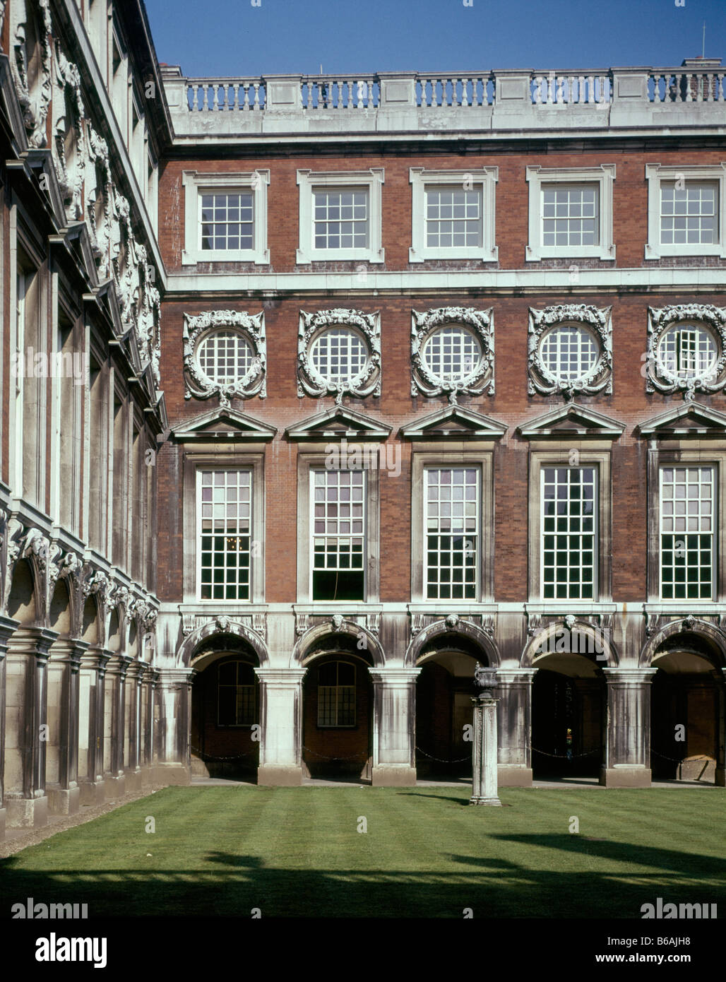 Hampton Court: Fountain Court Stock Photo