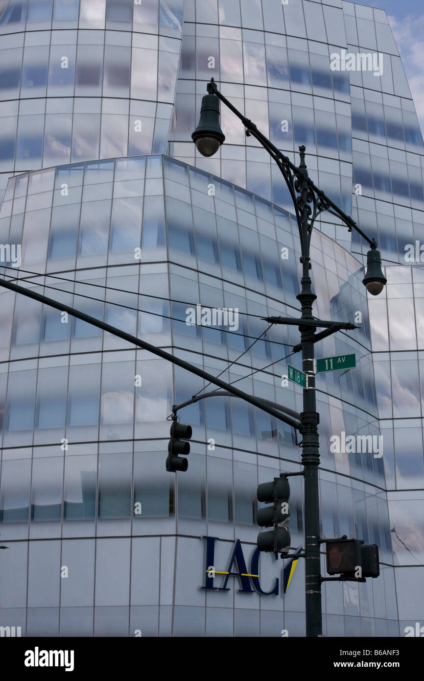 Frank Gehry's IAC building in NYC with crossroad lampost on foreground Stock Photo