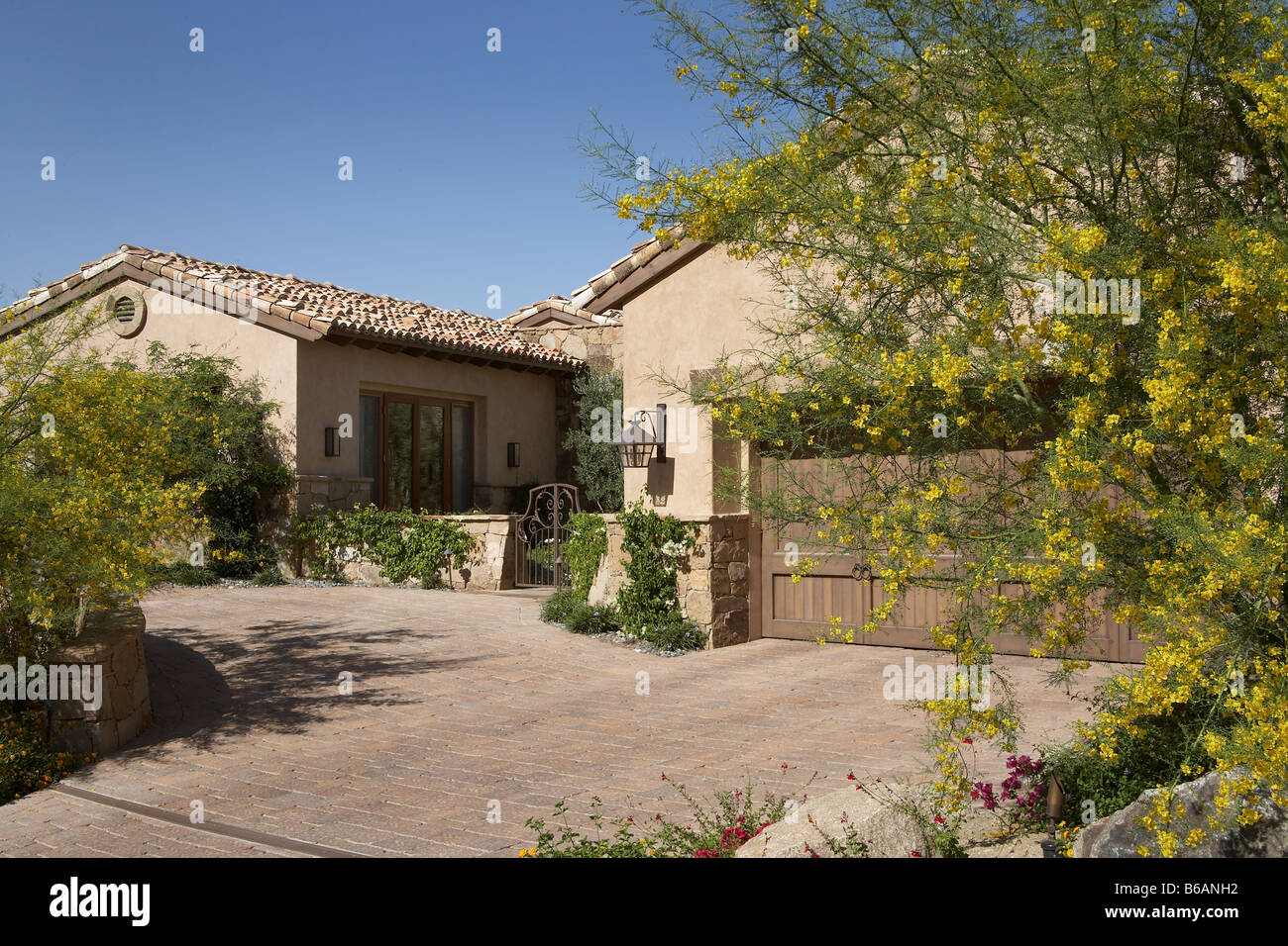 Tuscan villa driveway hi-res stock photography and images - Alamy