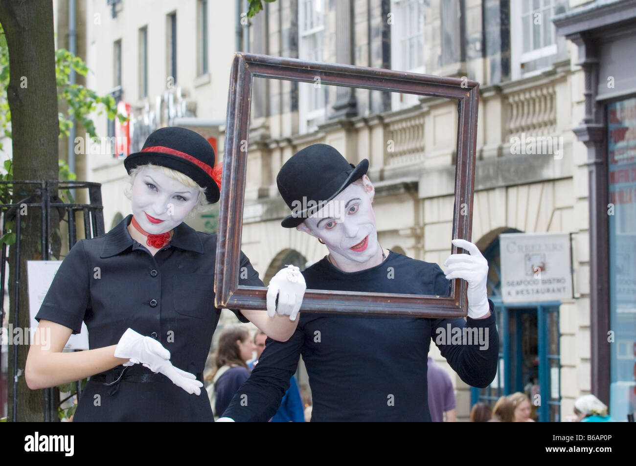 Mime Actors advertising their show on Edinburgh High Street during the annual Edinburgh Fringe Festival Stock Photo