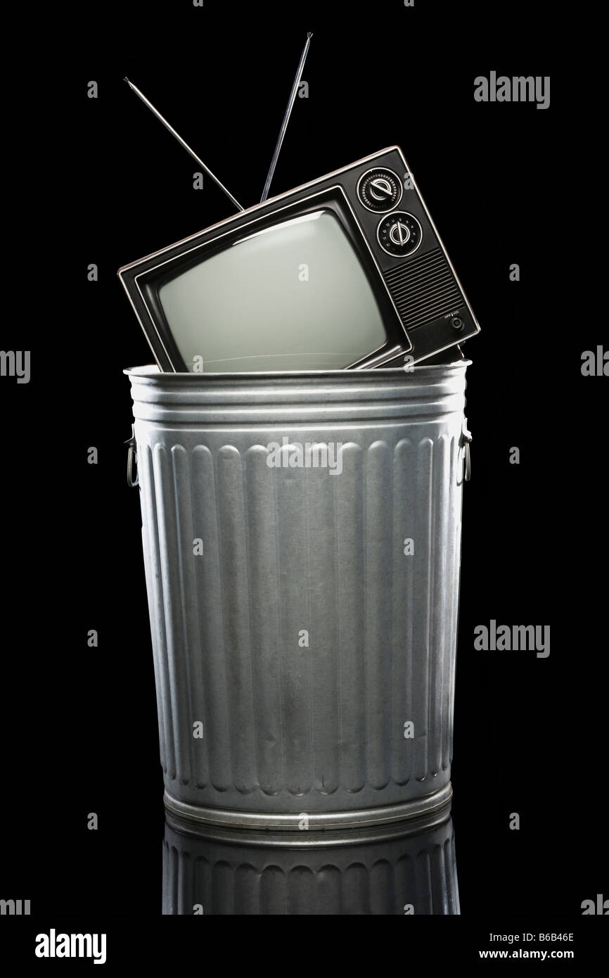 https://c8.alamy.com/comp/B6B46E/tv-in-the-trash-B6B46E.jpg