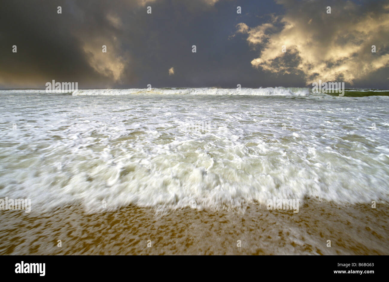 Blurred motion shot ocean waves hi-res stock photography and images - Alamy