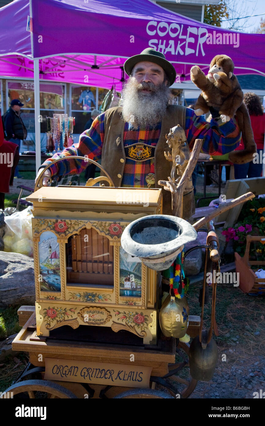 Organ grinder monkey hires stock photography and images Alamy