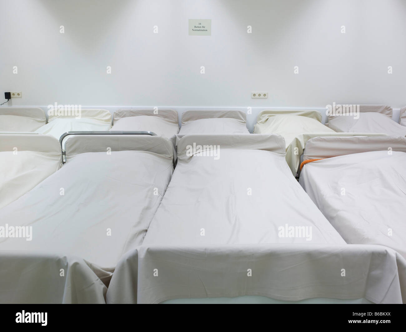 Hospital beds in rows hi-res stock photography and images - Alamy