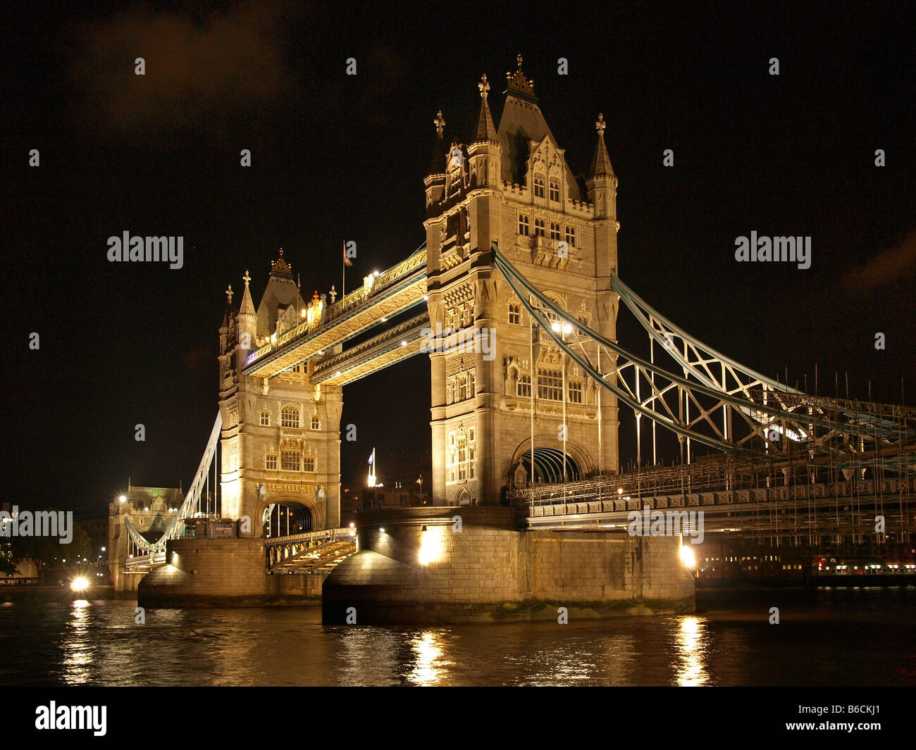 Impression encadrée de la scène nocturne illuminée de Tower Bridge par Wallbuddy