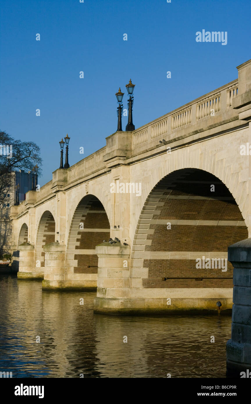 Crossing the river thames hi-res stock photography and images - Alamy