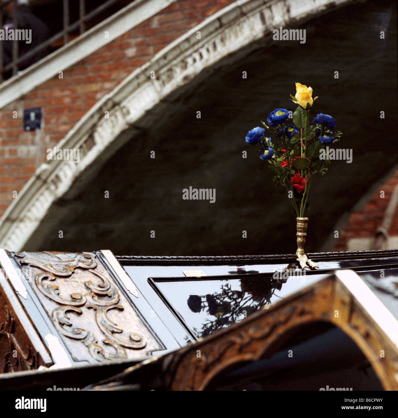 Venetian Gondola with a vase with flowers Stock Photo - Alamy