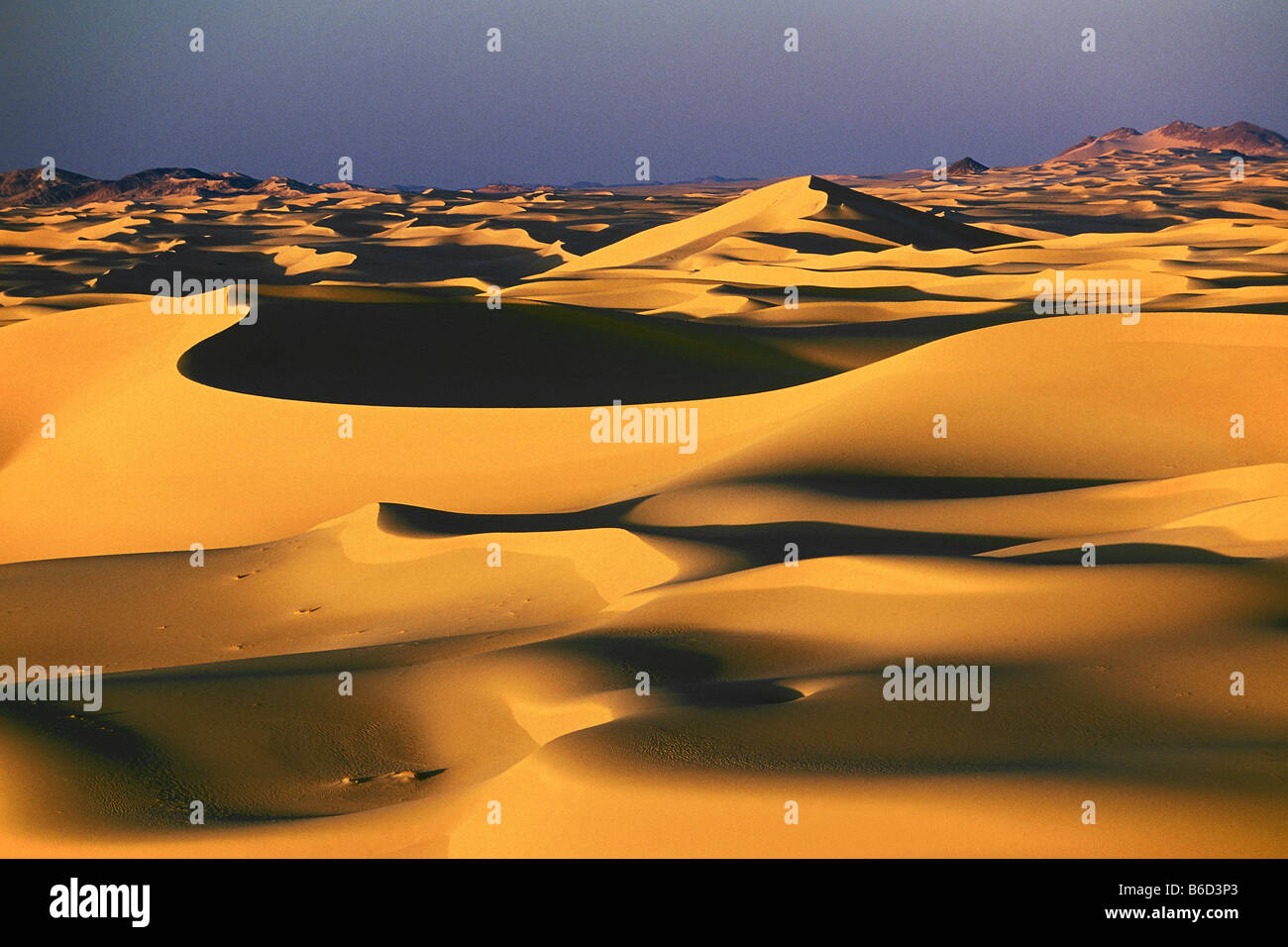 Niger, Agadez. Sand dunes of Temet in Sahara desert Stock Photo - Alamy