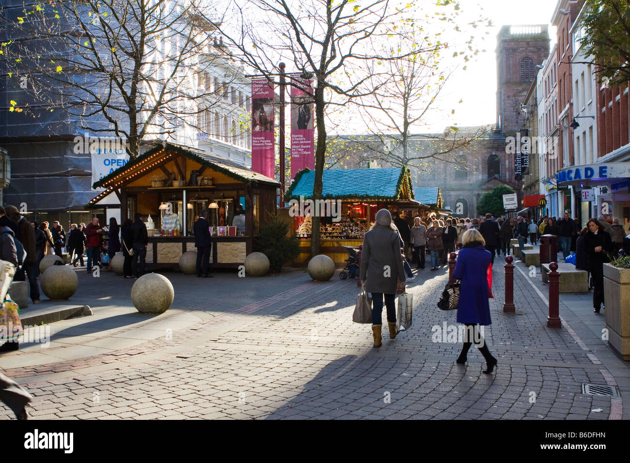 crowds of Christmas shoppers at the continental market in St Annes Square Manchester Stock Photo