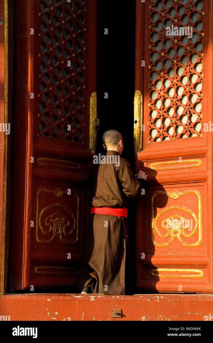 Buddhist monk in temple door hi-res stock photography and images - Alamy
