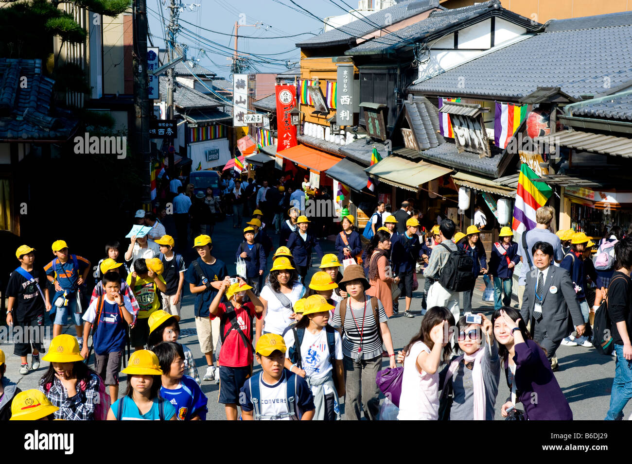 School children in Chawan zaka Teapot Lane in Kyoto, Japan Stock Photo