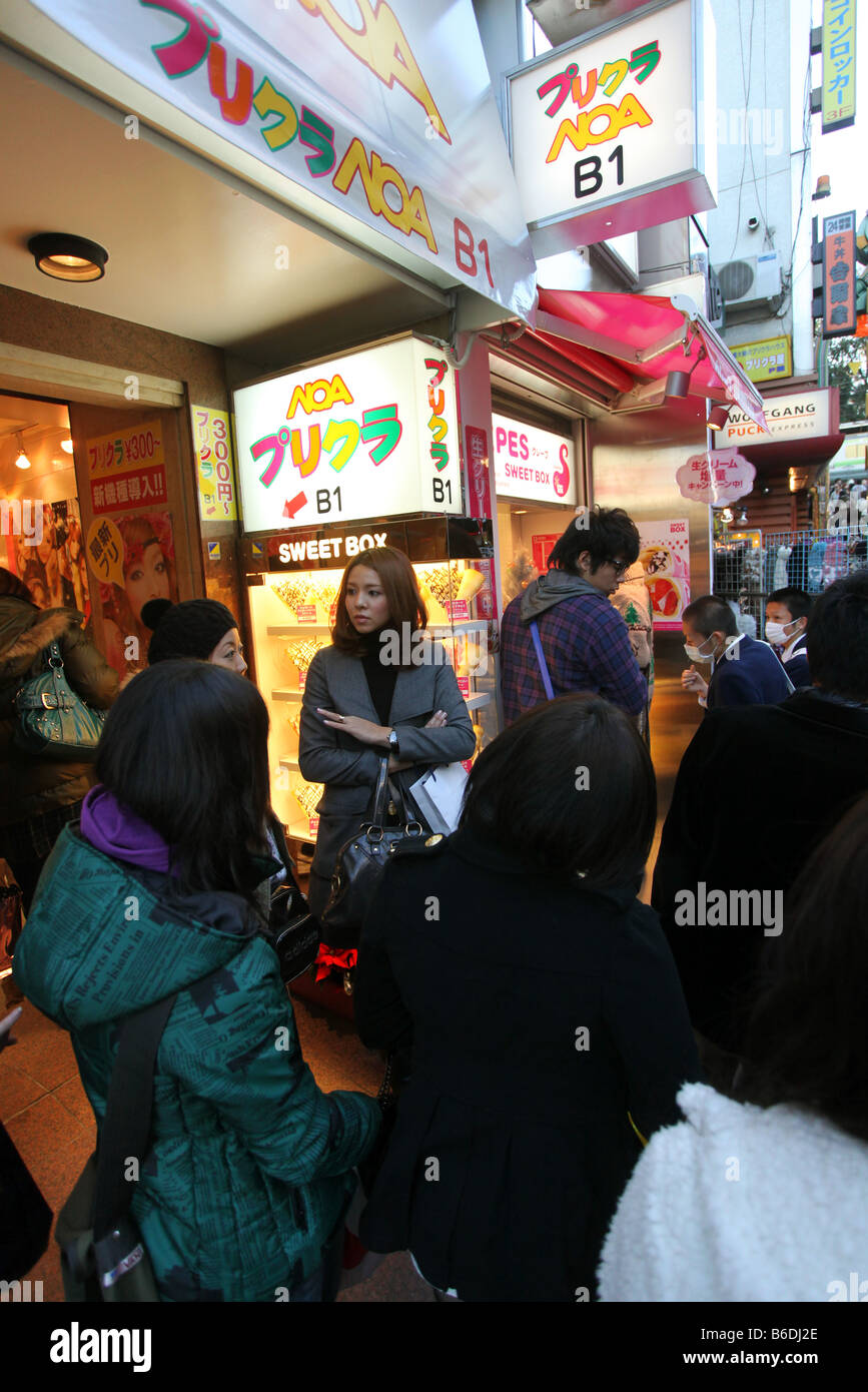Teenagers shop in the streets of Harajuku, Tokyo Stock Photo