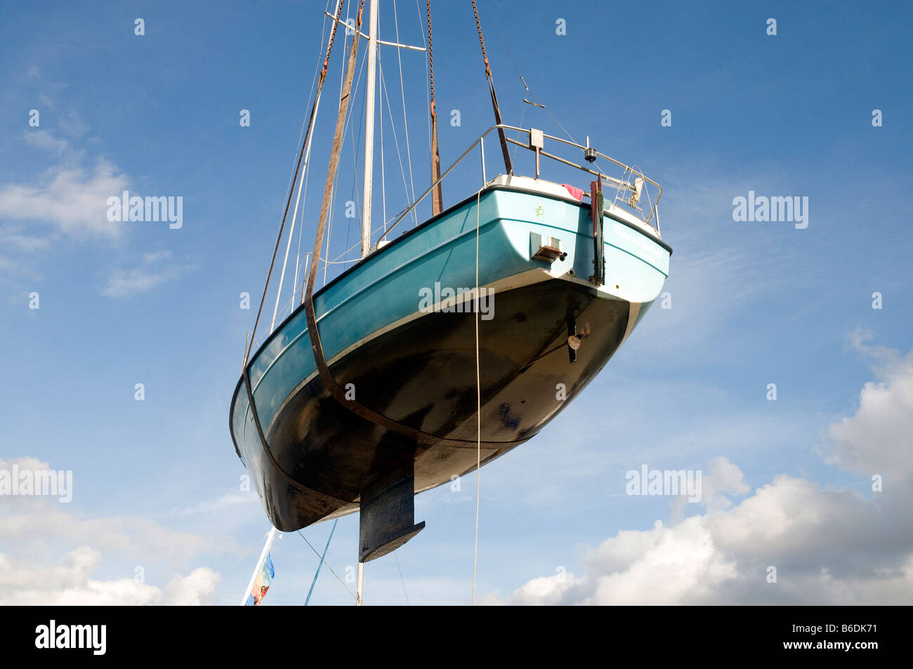 Lifting boats out of the water for the winter at ashlett sailing club Stock Photo