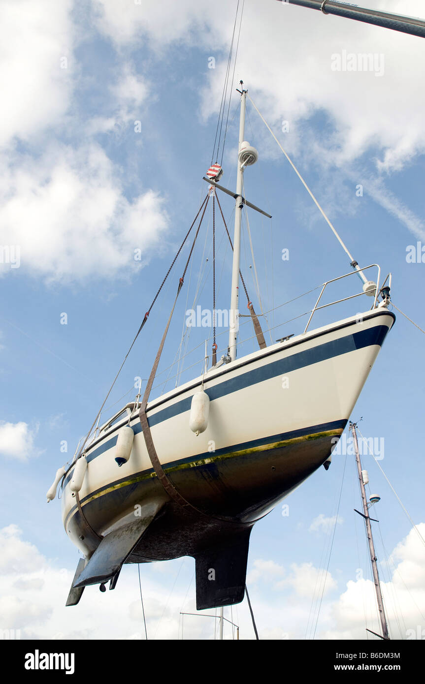 Lifting boats out of the water for the winter at ashlett sailing club
