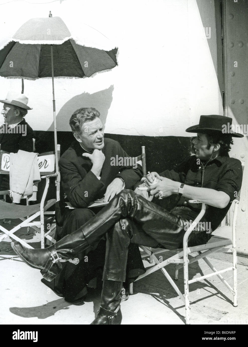 DIRK BOGARDE chats to John Mills on the set of The Singer Not The Song in 1961 Stock Photo