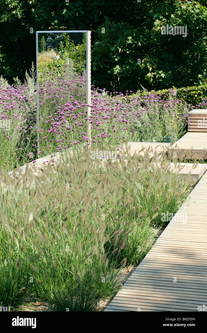 ENTRE DEUX BY MARION ROBERT AND LAURENT GONGORA OF STRASBOURG AT CHAUMONT SUR LOIRE 2008 ILLUSTRATING USE OF MIRRORS Stock Photo