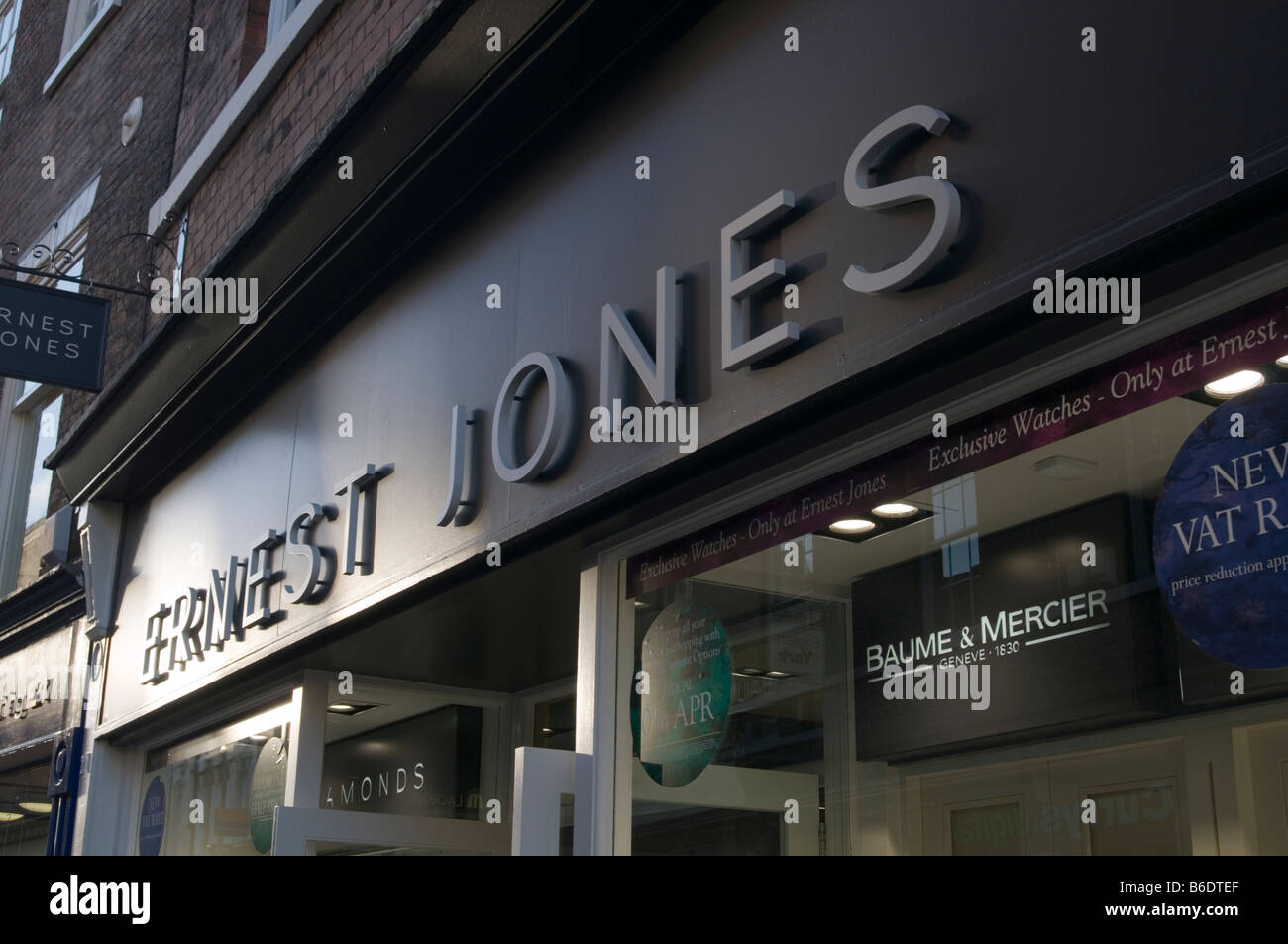 ernest jones jewelers jewellery diamond and watch specialist high street retailer retail shop uk Stock Photo