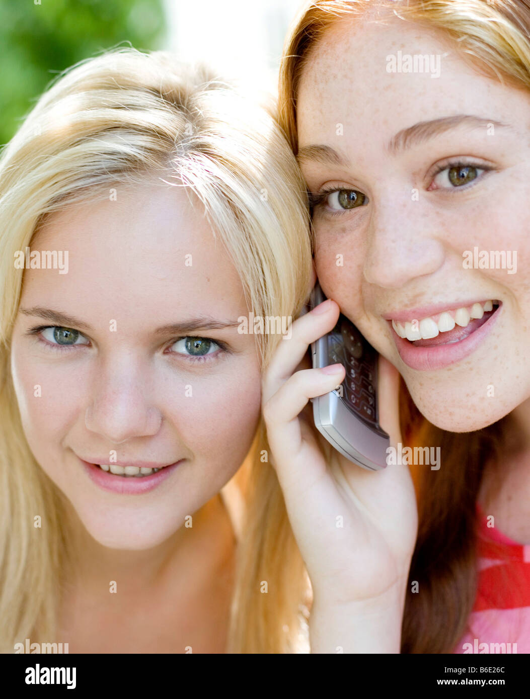 девушка в наушниках за компьютером. ребенок в наушниках. тинейджер. воспитывать музыкальный вкус. Most of teenagers use to listen.