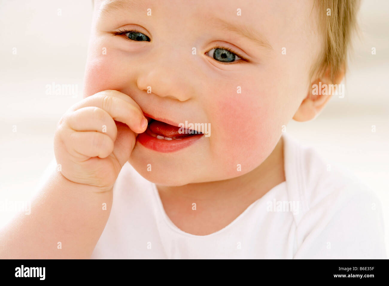 прорезывание зубов и сопли. ребенок режутся зубы кашель. ребенок кусает игрушку. прорезывание зубов у детей. симптомы прорезывания зубок.