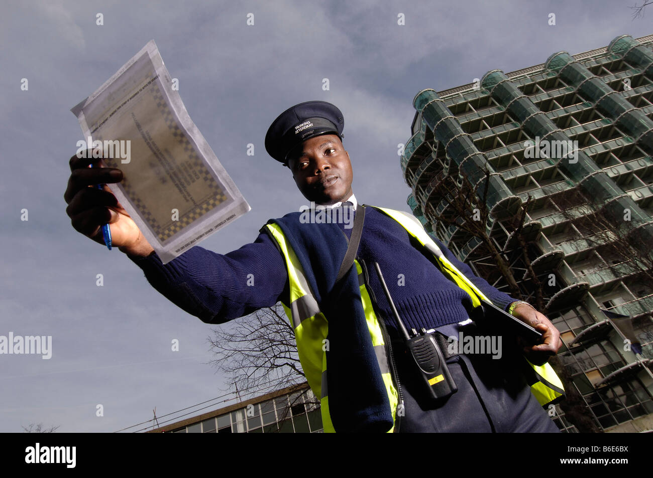 traffic warden issuing a ticket london Stock Photo