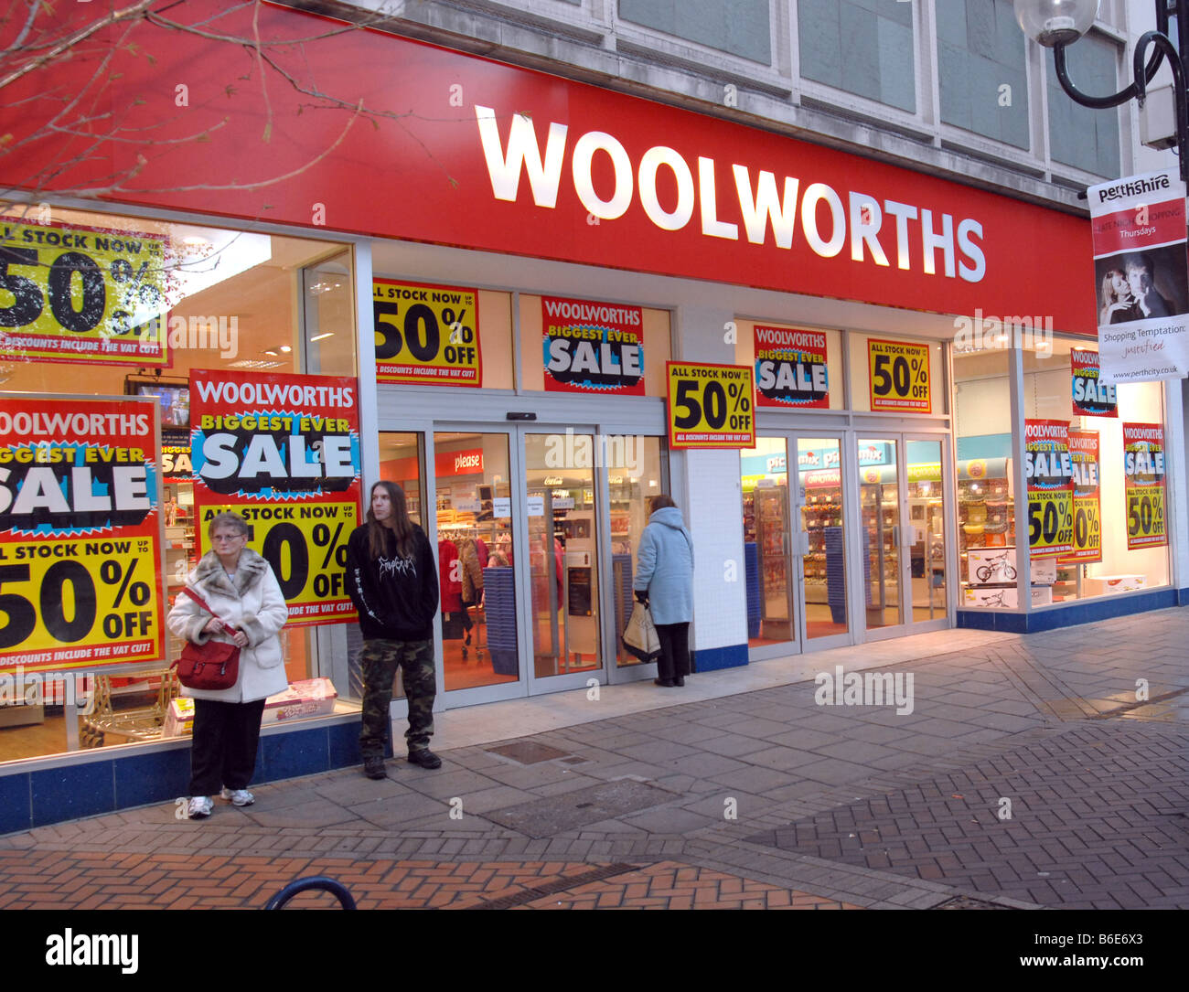 Woolworths store in Perth Scotland on the day of the closing down sale December 2008 Stock Photo