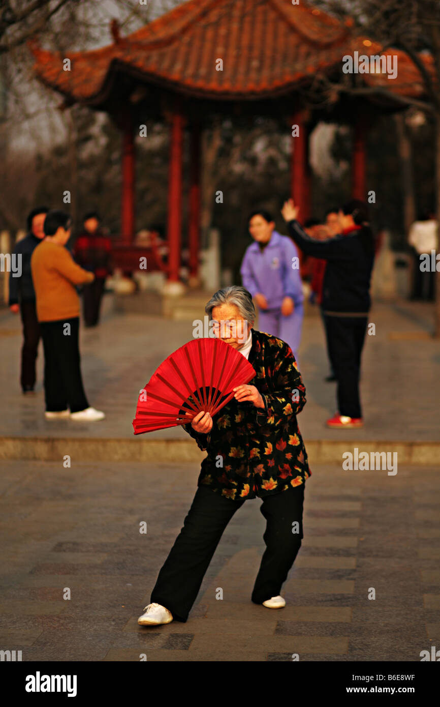Chinese woman dancing fan hi-res stock photography and images - Alamy