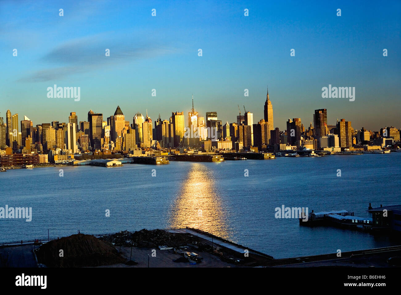 USA, New York, Manhattan, View on Manhattan skyline from New Jersey at sunset Stock Photo Alamy