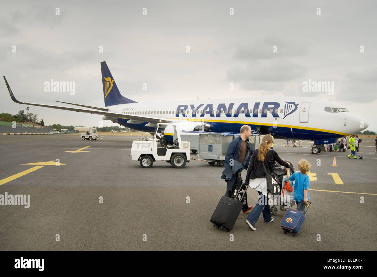 Family boarding a Ryanair plane Stock Photo