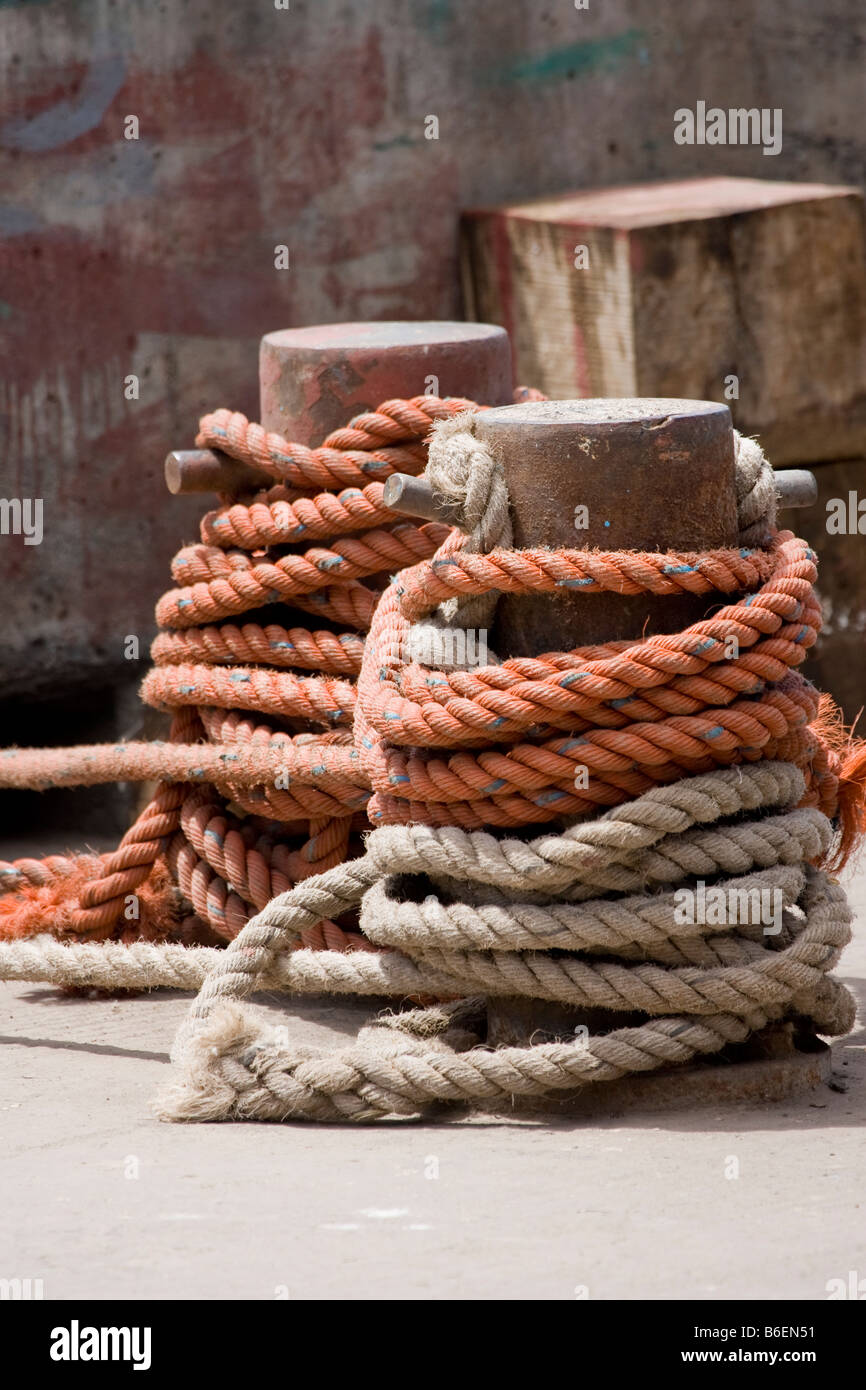 Bullards Rope Ropes around Bollards Stock Photo - Alamy