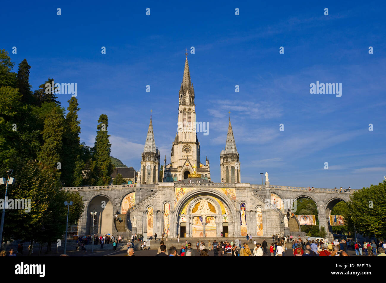 Rosary Basilica and the Basilica of the Immaculate Conception, Lourdes ...