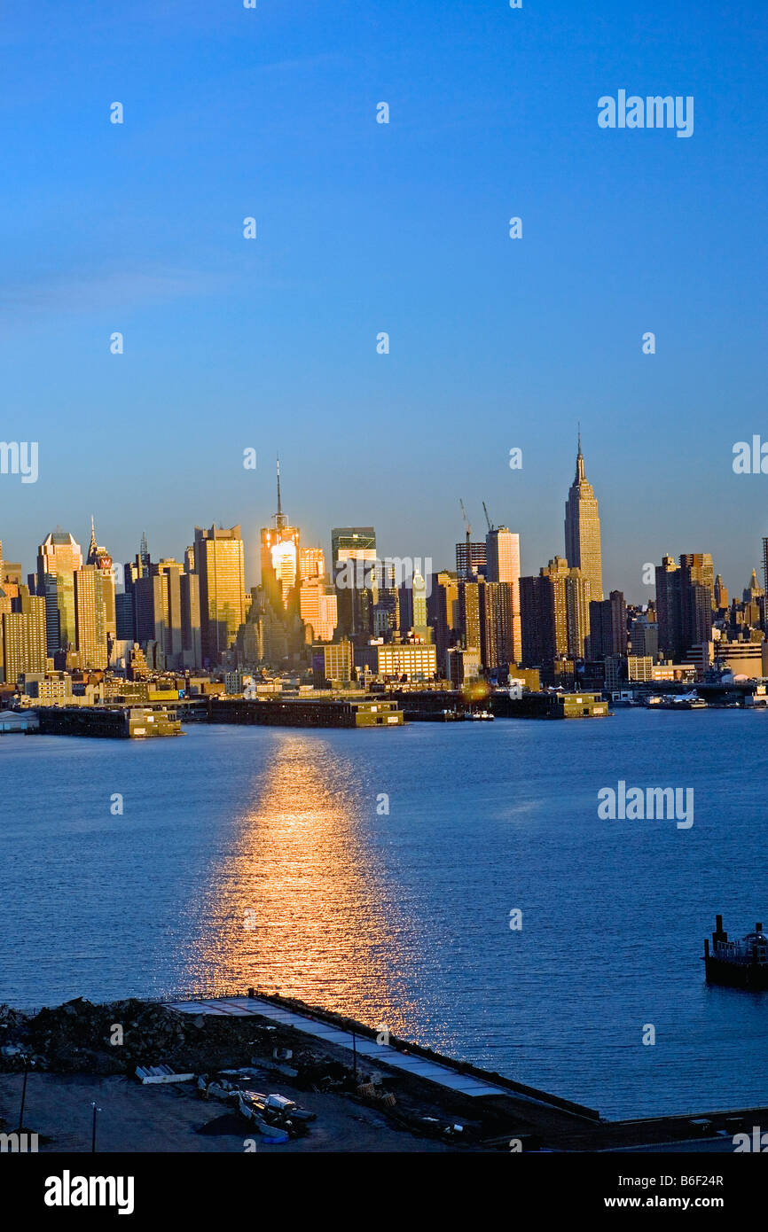 Sunset view new york skyline hi-res stock photography and images - Alamy