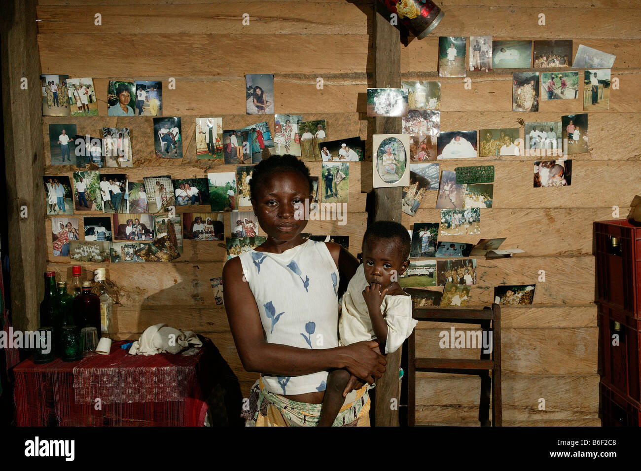 AIDS/HIV positive woman with her child, portrait, in her flat, Manyemen ...