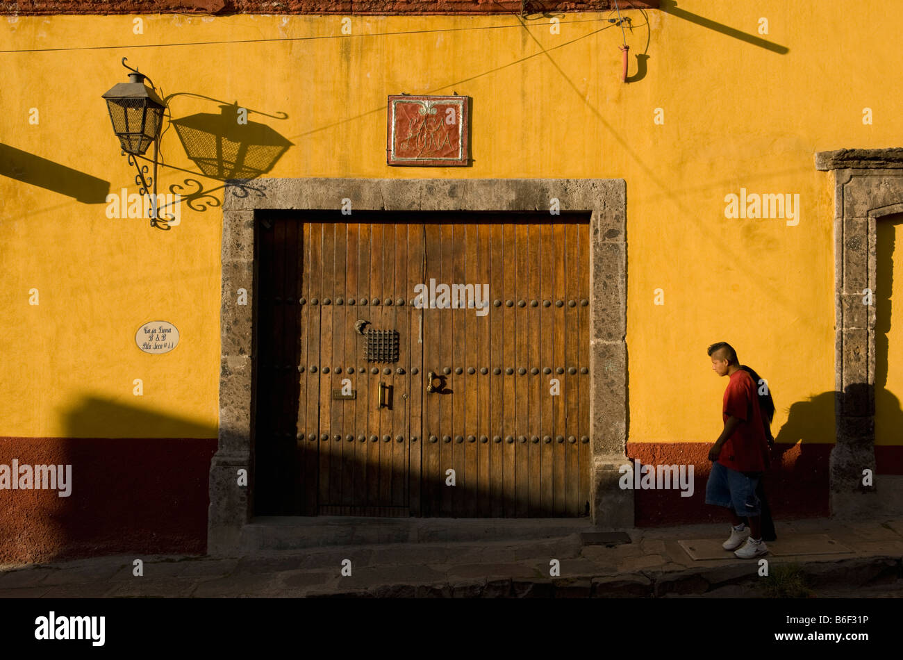 Narrow colonial streets of San Miguel de Allende, MEXICO Stock Photo