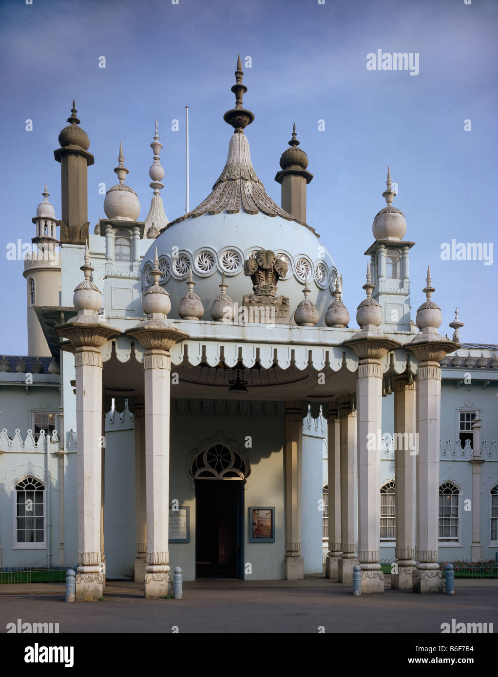 Porte cochere hi-res stock photography and images - Alamy