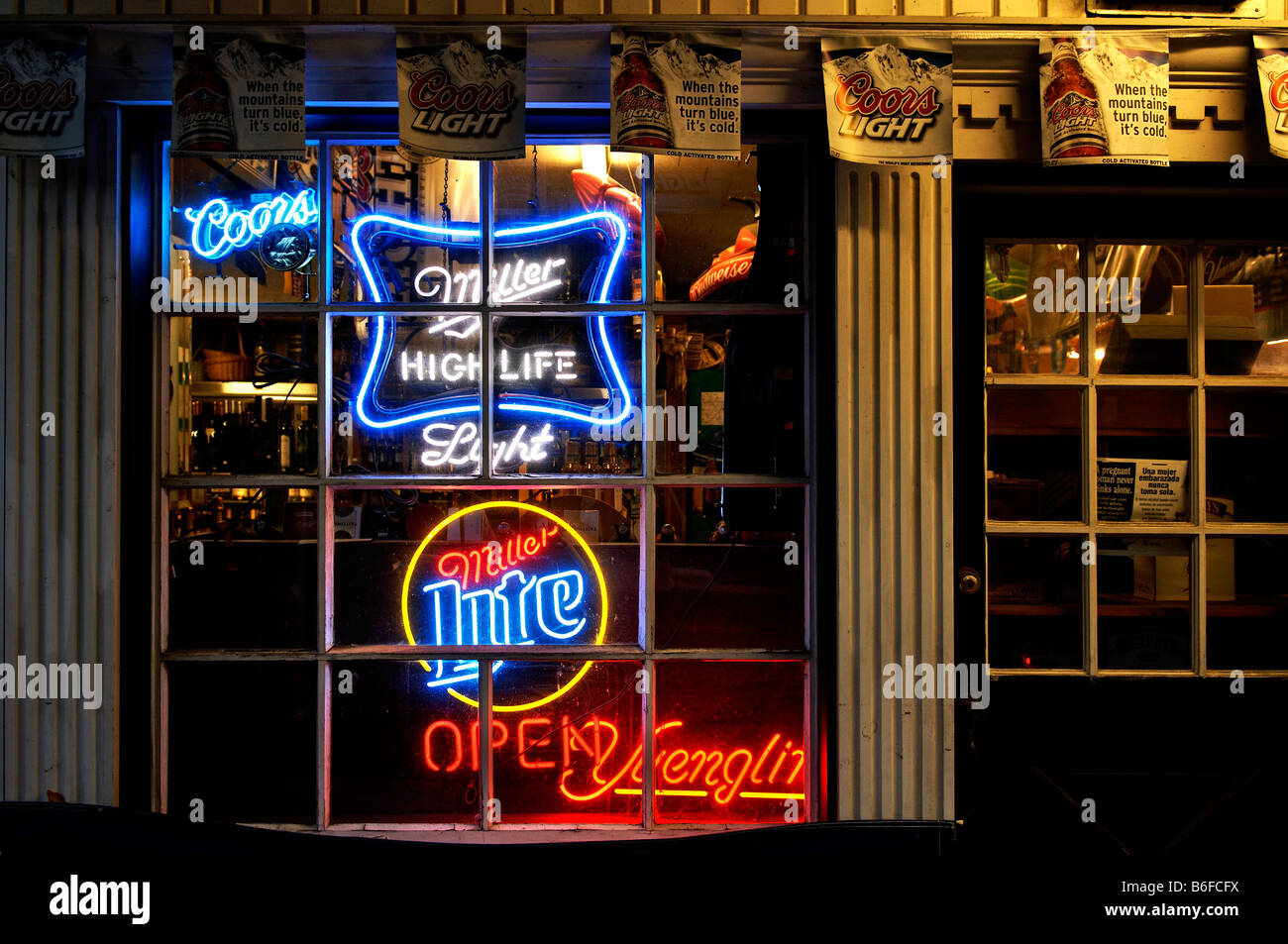 Liquor store exterior hires stock photography and images Alamy