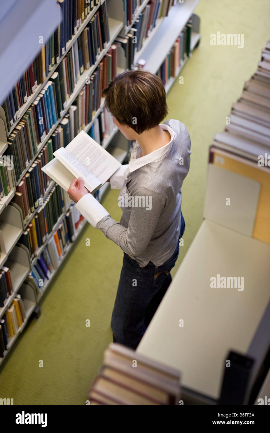 Student in the library Stock Photo - Alamy