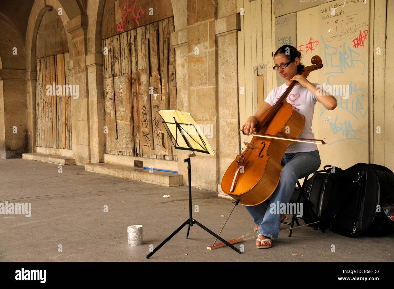 Musician playing the cello in the street hi-res stock photography and  images - Alamy